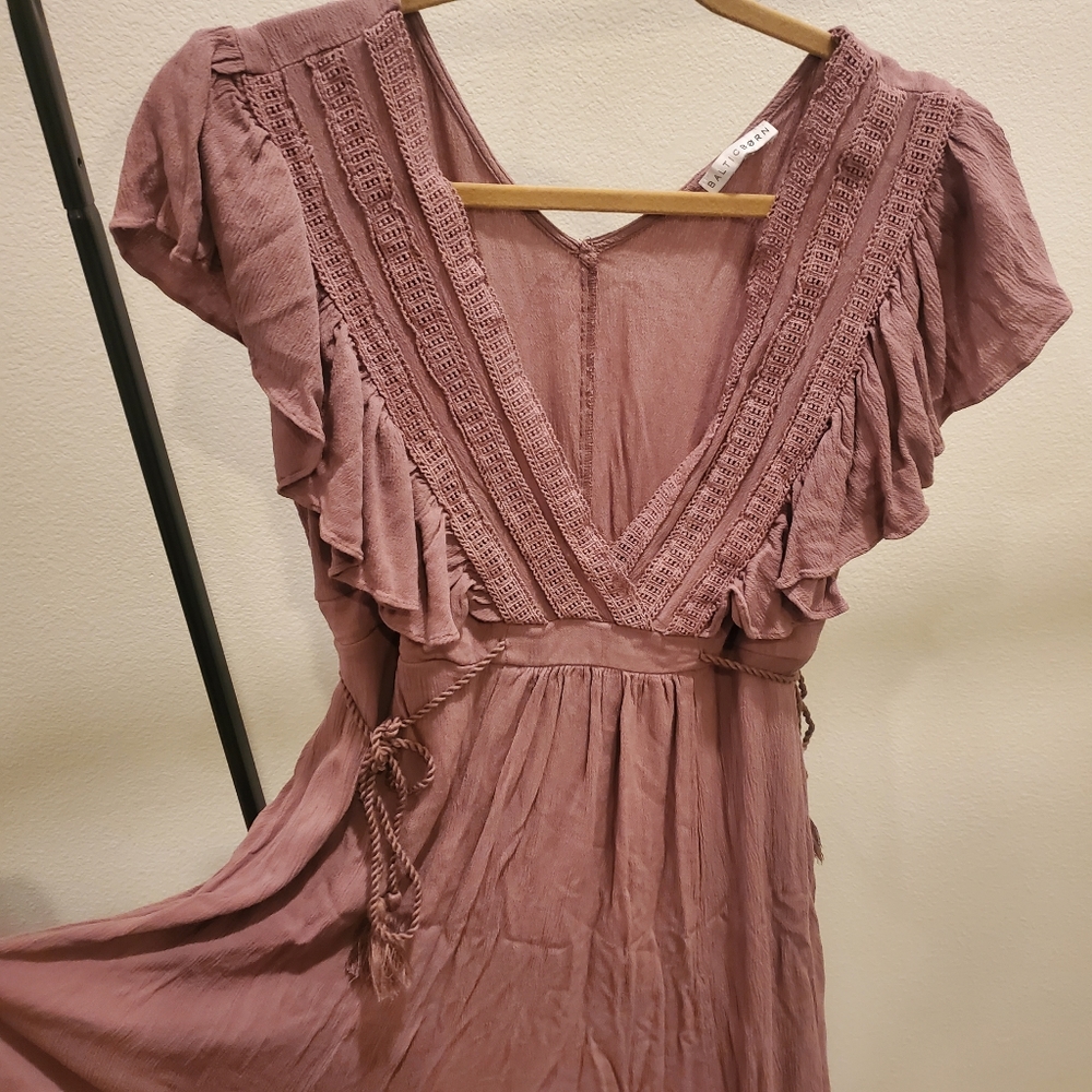 Elegant Mauve Dress with Lace Detailing